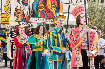 attori in costume durante la parata del Mistero dei Tarocchi