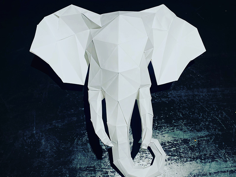 un grande elefante bianco di carta
