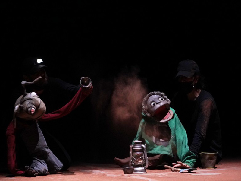 attori con maschera da formica in scena