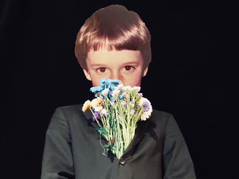 bambino con mazzo di fiori che nasconde il viso
