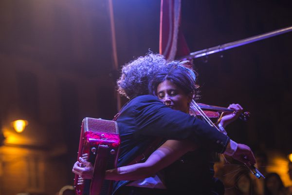 un uomo e una donna si abbracciano