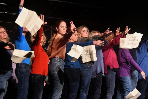 gruppo di donne sul palco