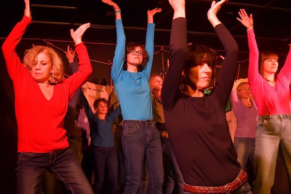 gruppo di donne sul palco