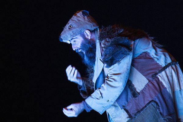 un uomo con un cappello da castoro