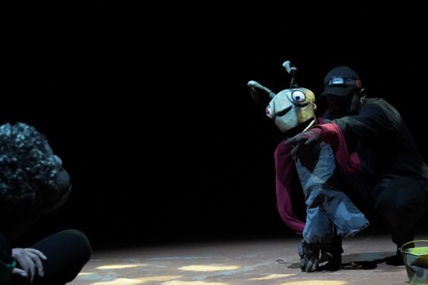 attori con maschera da formica in scena