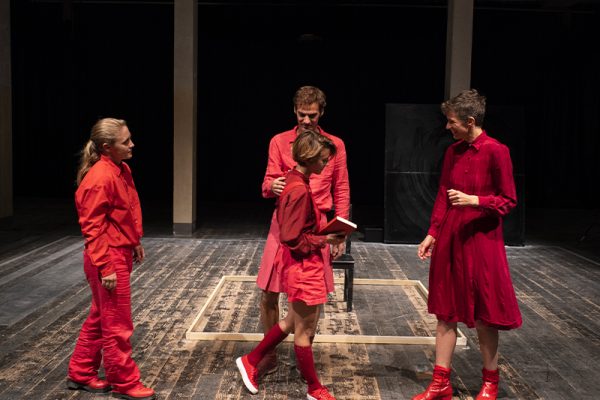 quattro attori e attrici tutti vestiti di rosso