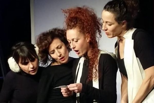 quattro donne leggono un foglio