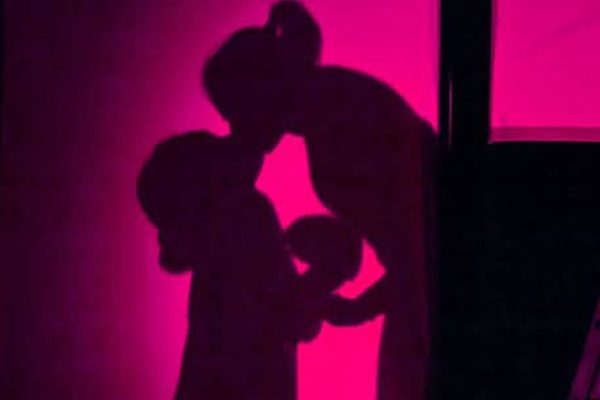 ombra di una donna che bacia un bambino