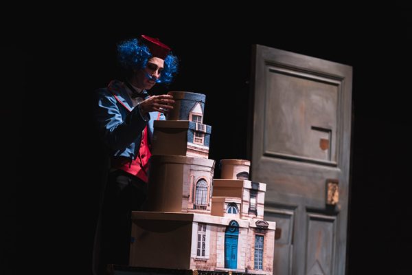 uomo con capelli blu e un armadio