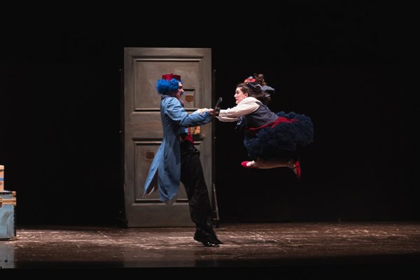 due persone fanno girotondo