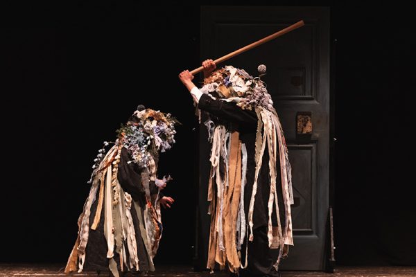 umo bastona altro uomo