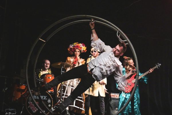 uomo dentro ruota da circo