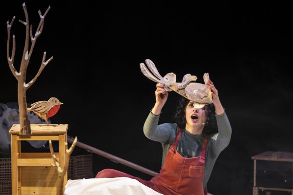 donna, coniglio di carta