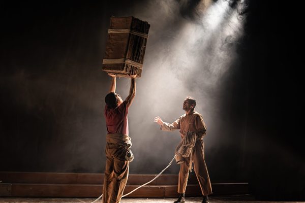 fumo, due uomini luce