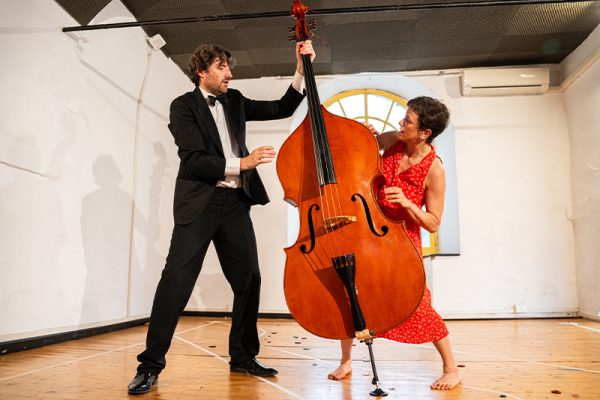 una donna danza e un uomo suona il contrabbasso