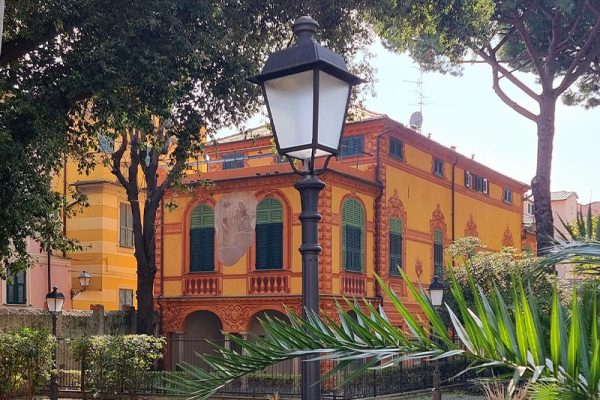 villa circondata da alberi e un lampione