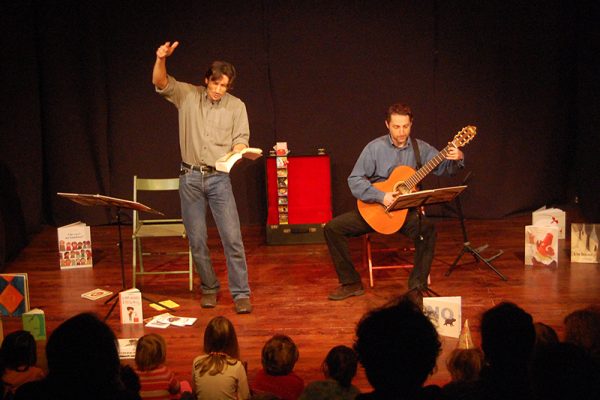 un uomo declama e uno suona la chitarra