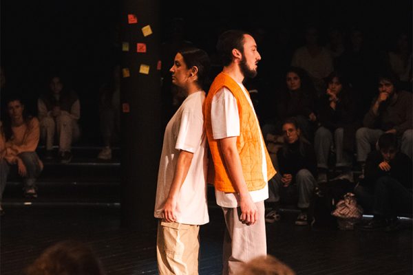 ragazzo e ragazza in piedi spalle contro spalle