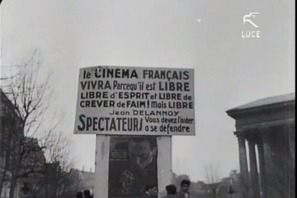 foto in bianco e nero di manifesti di protesta dei lavoratori dello spettacolo