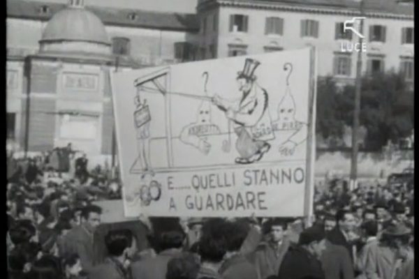 foto in bianco e nero di manifesti di protesta dei lavoratori dello spettacolo in manifestazione