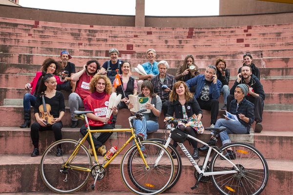 foto di gruppo con biciclette in piano